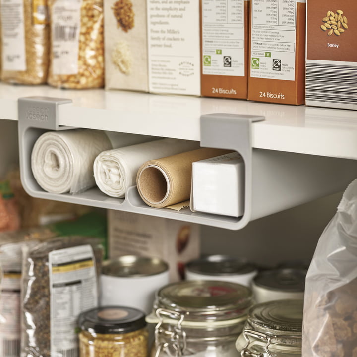 L'organisateur CupboardStore sur le dessous de l'étagère avec des roulettes