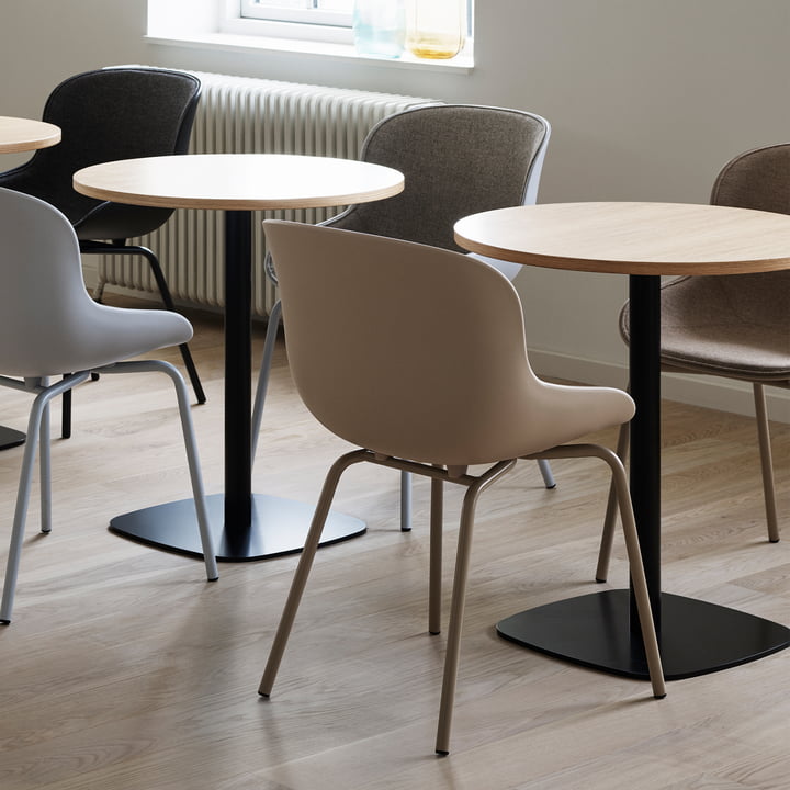 Le coussin avant de Hyg Chair de Normann Copenhagen dans le restaurant