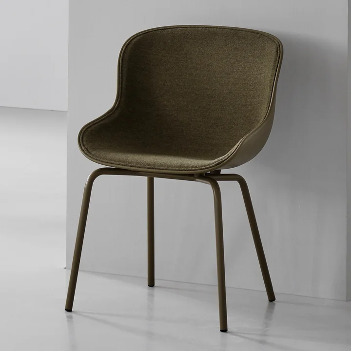 Le coussin frontal de Hyg Chair, provenant de Normann Copenhagen , a des contours invitants