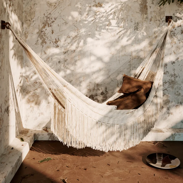 Le hamac Path de Ferm Living avec le coussin Desert