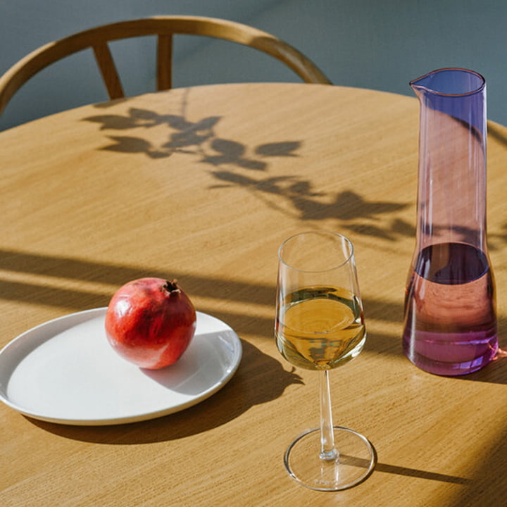 L'assiette ovale Essence de Iittala sur la table à manger en bois