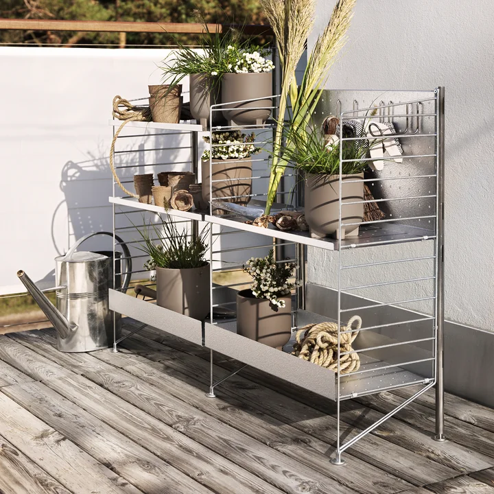 Une mince étagère métallique pour le balcon