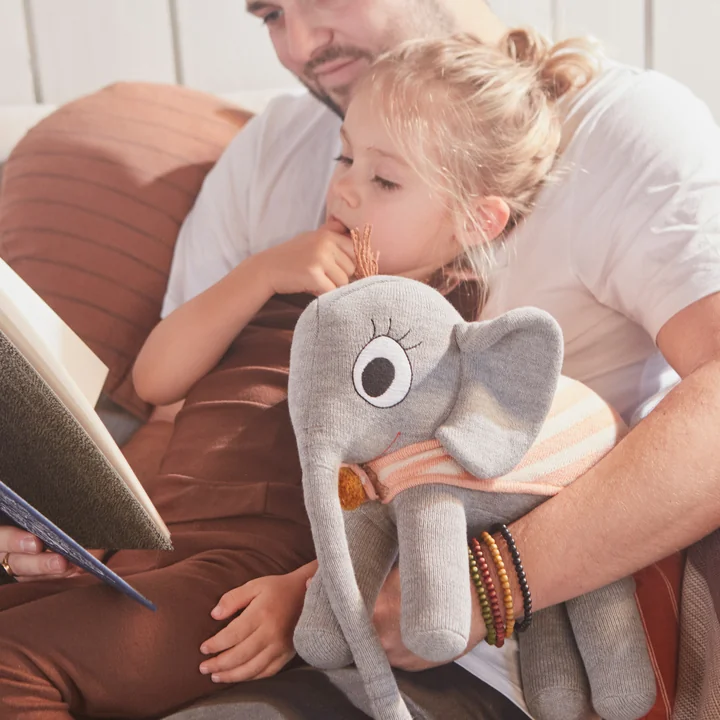 L'éléphant en peluche tricoté Ramboline de OYOY