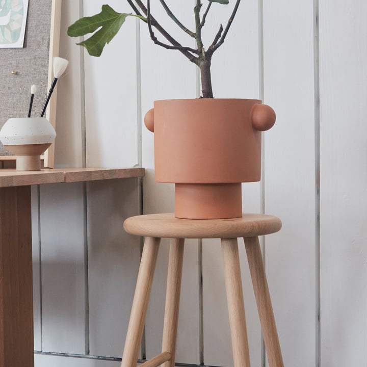 Le tabouret Moto de OYOY comme support pour les pots de plantes