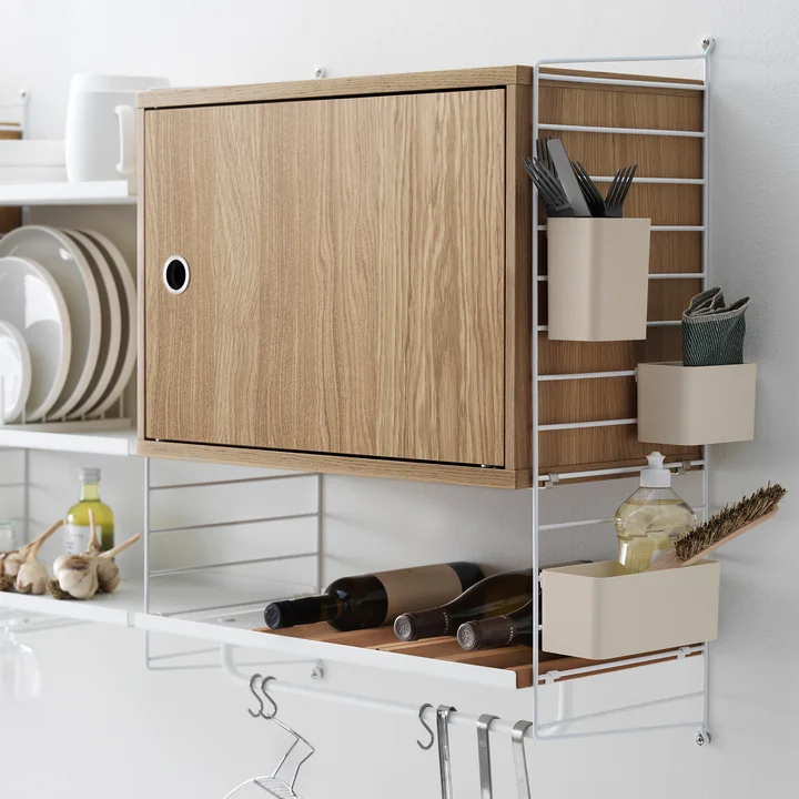 Module d'armoire avec porte et paniers suspendus