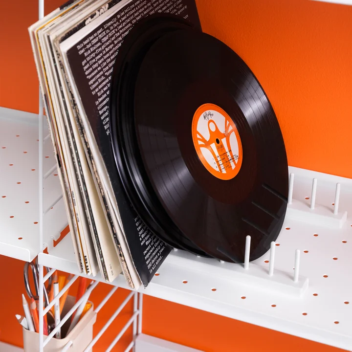 Porte-assiettes et compartiment à assiettes pour les étagères