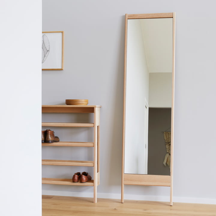 Miroir d'appui scandinave intemporel et étagère à chaussures en chêne