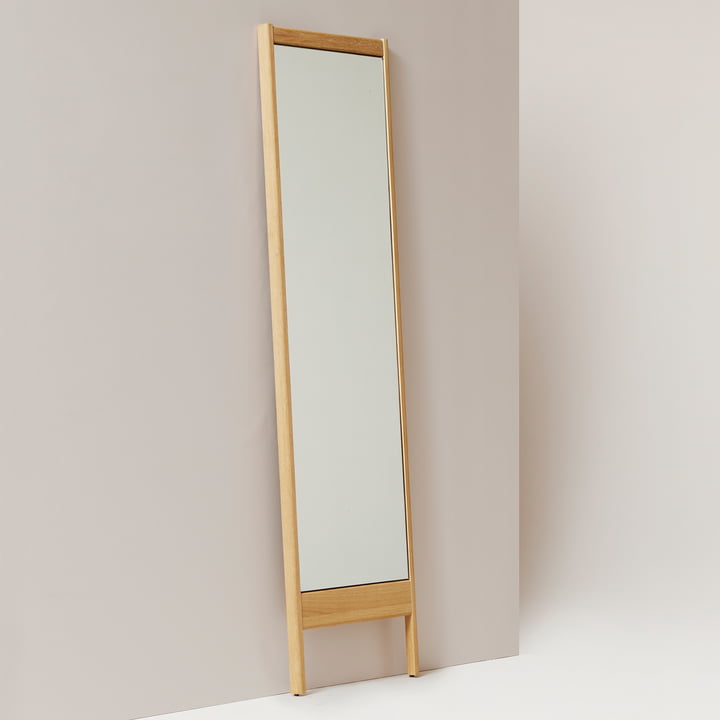 Miroir en bois élancé à poser sur le sol