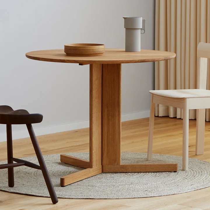 Table ronde élancée pour le salon