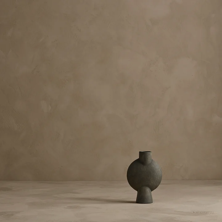 Le vase Sphere Bubl Mini de 101 Copenhagen convient pour les fleurs et arbustes courts.