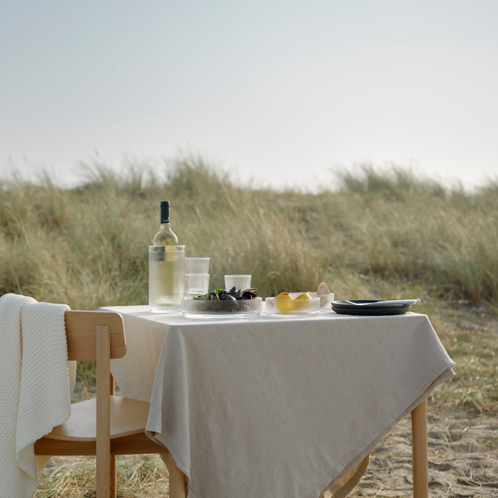 Les coupes Pilastro et le seau à vin de Stelton lors d'un dîner en plein air