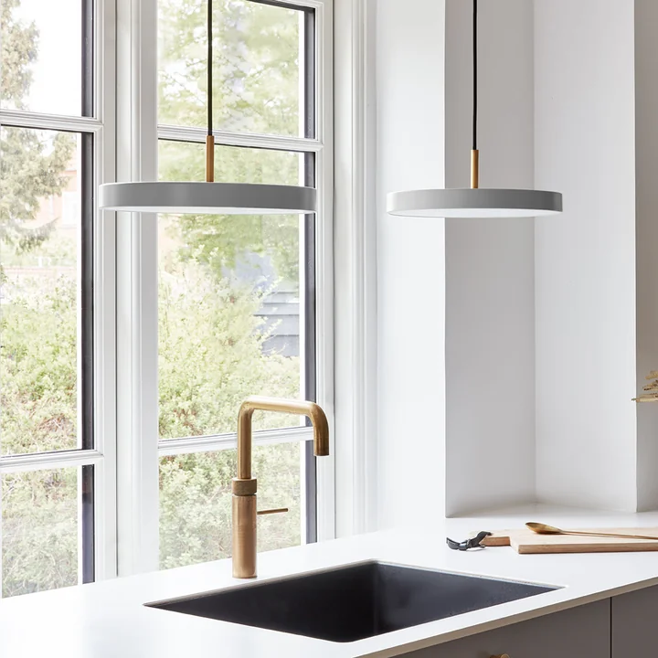 Le luminaire suspendu Asteria de Umage au-dessus du coin cuisine
