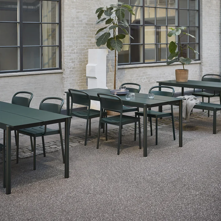 La table Linear Steel et la Side Chair de Muuto sur une terrasse publique