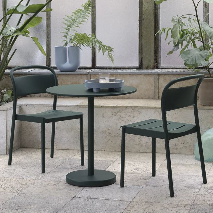 Le site Linear Steel table et le Linear Steel Side Chair de Muuto en combinaison