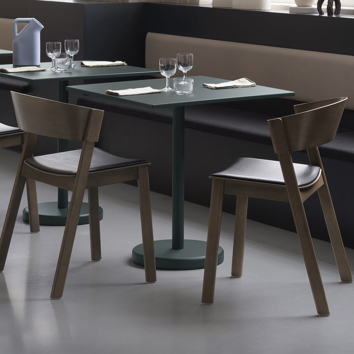 La table Linear Steel et la chaise Cover Side de Muuto au restaurant