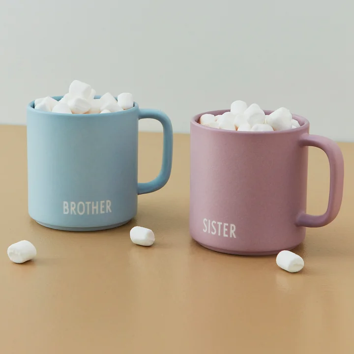 Les mugs en porcelaine AJ Mini Favourite de Design Letters sont un doux souvenir.