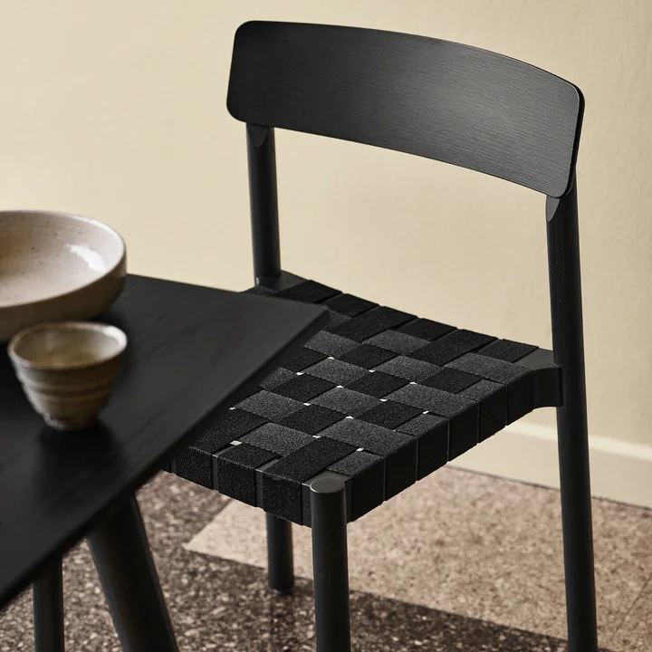 La chaise Betty TK1 d'un noir profond et raffiné de & Tradition