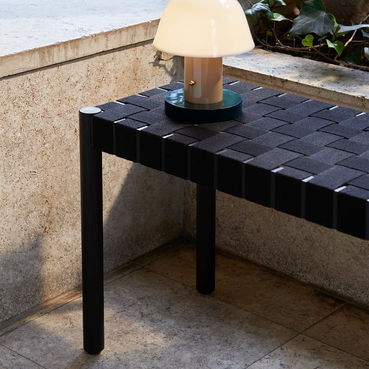 Le luminaire Setago sur le banc Betty de & Tradition