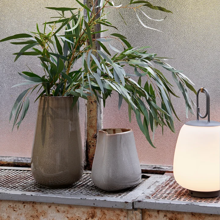 Les vases en céramique de Collect de & Tradition avec un buisson vert