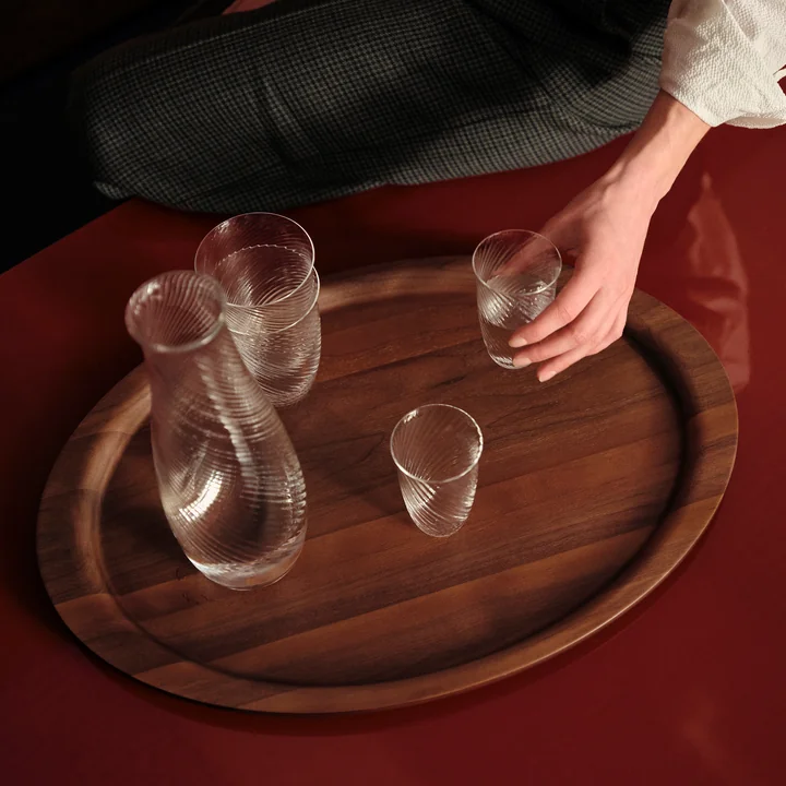 Le site Collect carafe et les verres à boire sur le Collect plateau de & Tradition