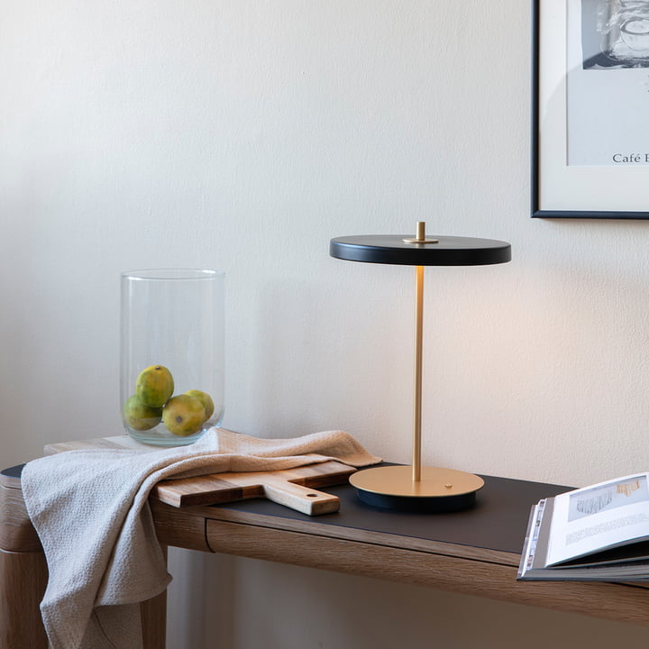 Le design élégant et sans fil de la lampe de table Asteria Move LED de Umage