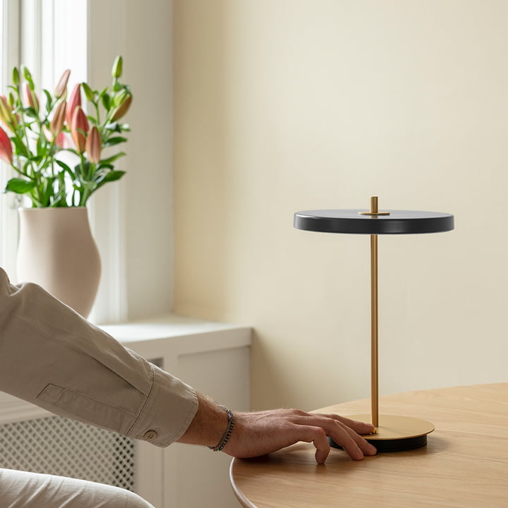 L'intensité lumineuse de la lampe de table Asteria Move LED de Umage peut être modifiée