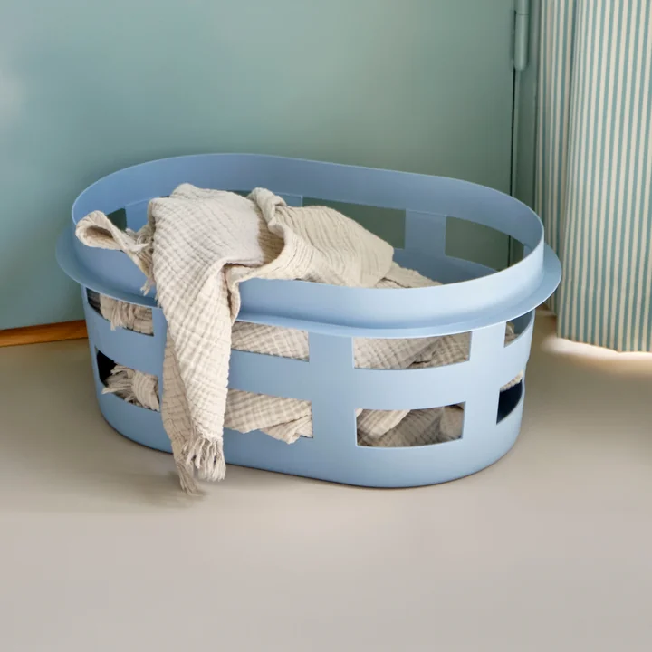 Le panier de rangement Basket de HAY en soft blue comme panier à linge
