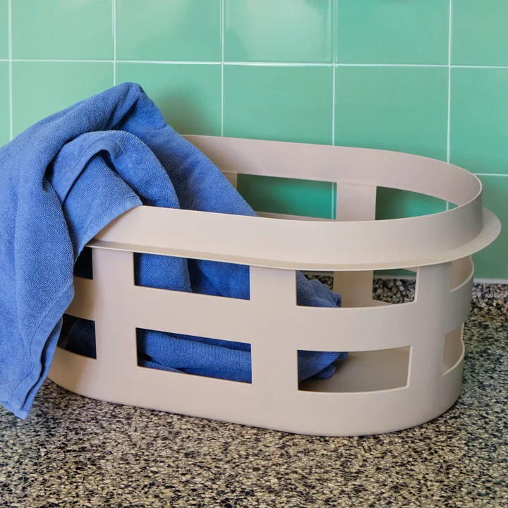 La délicate couleur nougat du panier de rangement Basket de HAY