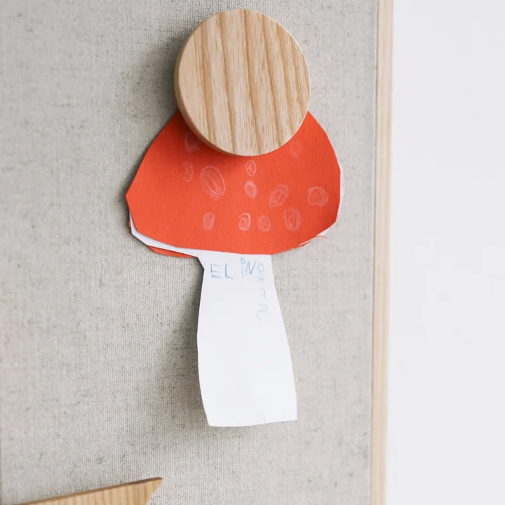 Les aimants pour le tableau d'affichage de Nofred contiennent des photos, des objets artisanaux et autres.