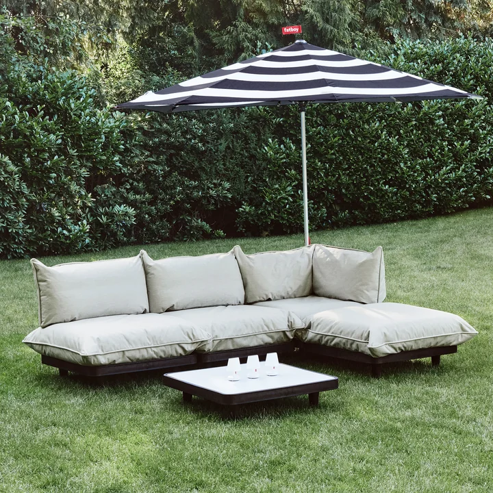 Le canapé Paletti Outdoor de Fatboy sur la pelouse du jardin
