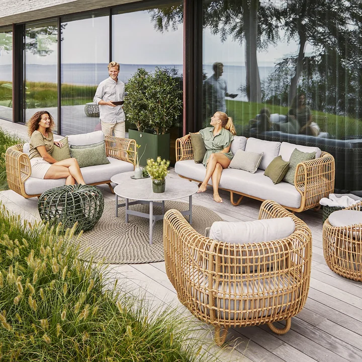 Le doux, rond Nest Outdoor meubles de Cane-line sur la terrasse