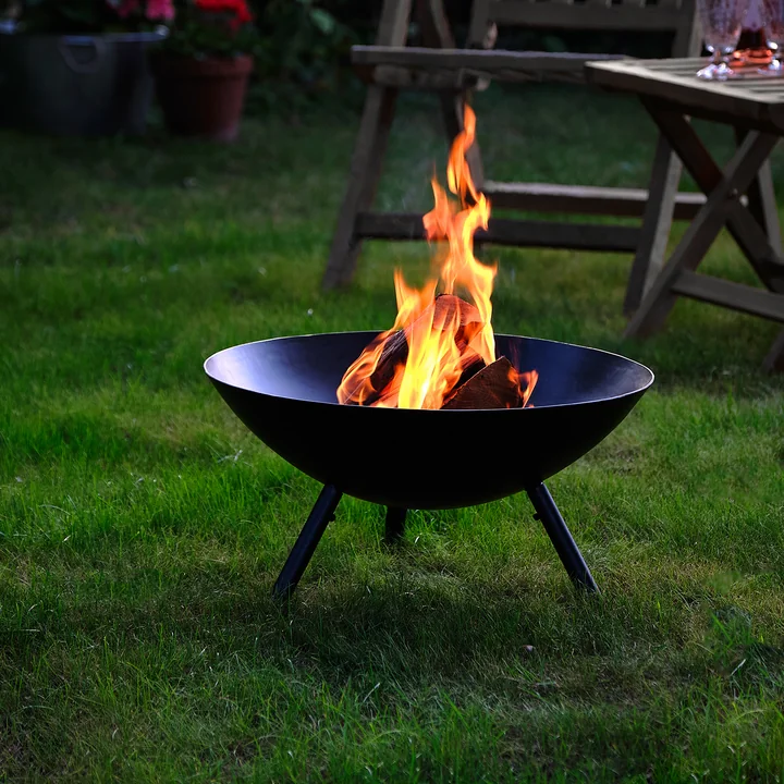 La coupe de feu Flames de Philippes avec un feu ardent dans le jardin
