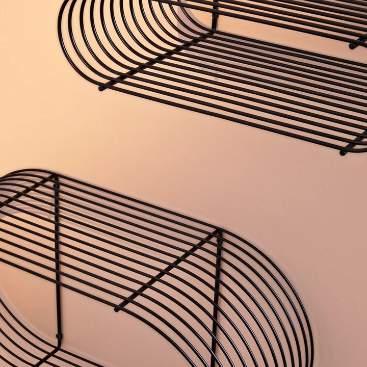 L'étagère murale Curva de AYTM en barres de fer courbées