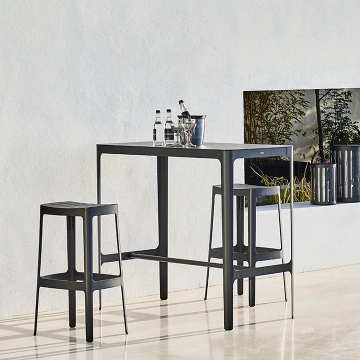 Le mobilier de bar léger et pratique Cut de Cane-line