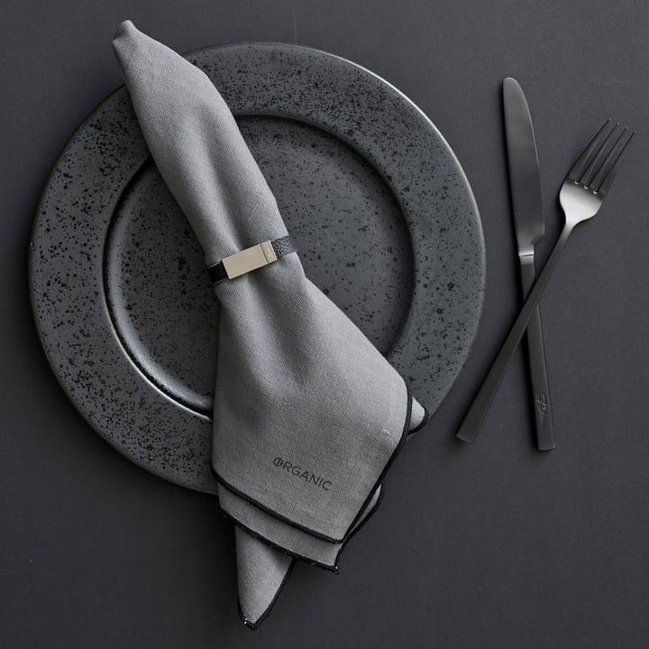 Les serviettes de table en tissu foncé Organic de Södahl sur l'assiette