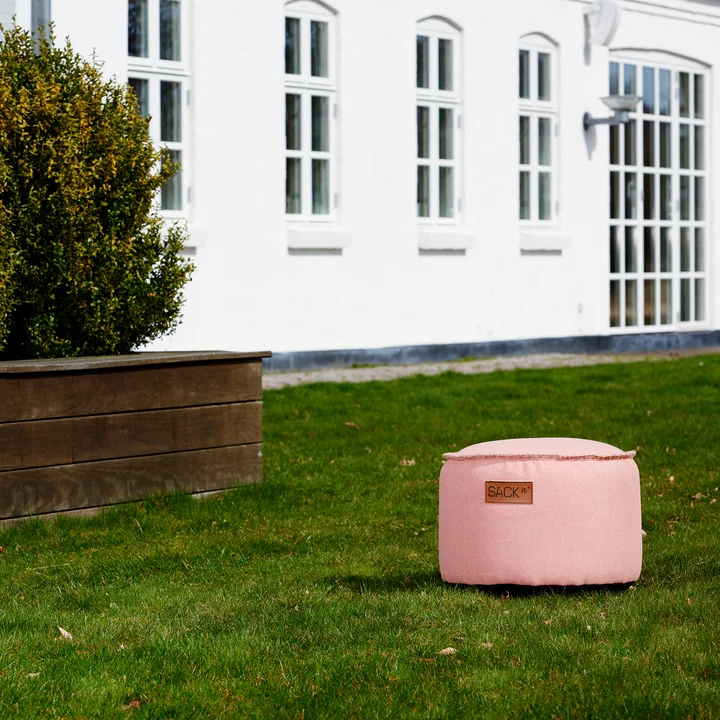 Le pouf de RETRO it Cobana Drum Outdoor de SACK it sur la pelouse