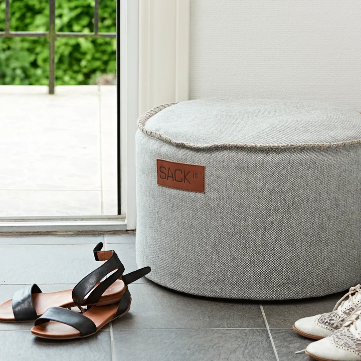 Le RETRO it Cobana Drum Outdoor Pouf de SACK it comme tabouret dans le couloir