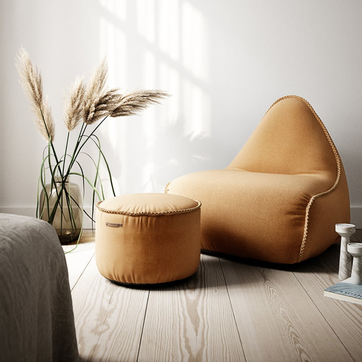 Le RETRO it Cura Drum Pouf et le pouf de SACK it dans le salon naturel