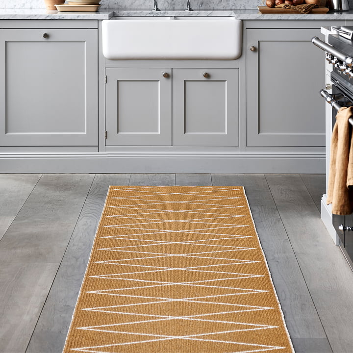 Le tapis réversible en dents de scie Max de Pappelina dans la cuisine