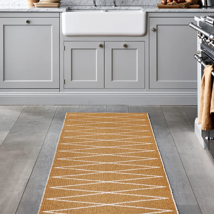 Le tapis réversible en dents de scie Max de Pappelina dans la cuisine