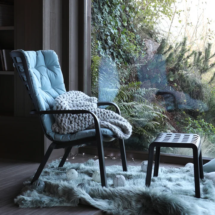 Le fauteuil Folio Outdoor avec Poggio pouf et coussin d'assise de Nardi à la maison