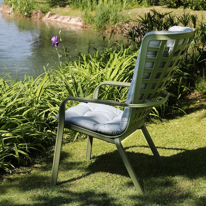 Le fauteuil d'extérieur Folio de Nardi au bord d'un lac