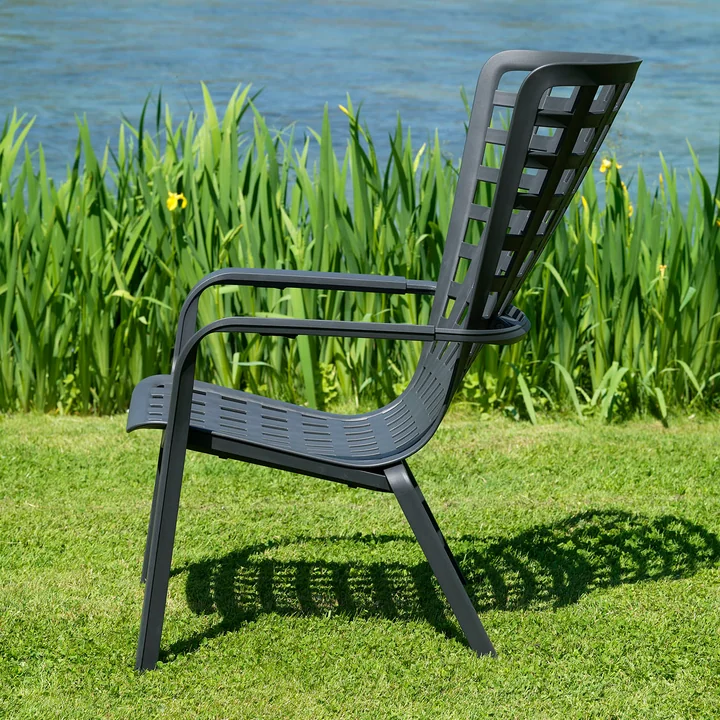 Le fauteuil d'extérieur réglable Folio de Nardi est comme une étreinte élégante