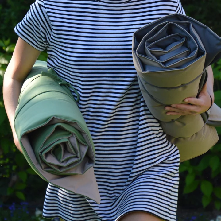Le tapis de plage Sun de Fiam est facile à transporter.
