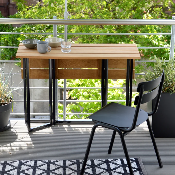 La table pliante Time de Jan Kurtz s'adapte à différents balcons et terrasses.