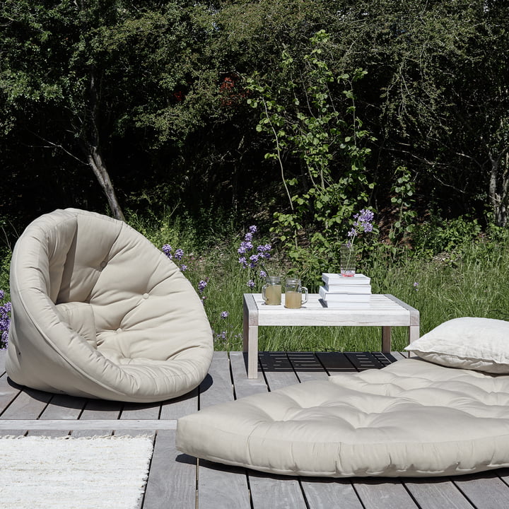 Le fauteuil futon Nido OUT de Karup Design comme nid sur la terrasse