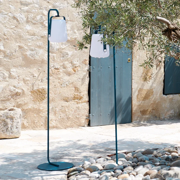 Les Balad Lampes LED à accu de Fermob en tant que lampadaires avec structure et piquet de terre