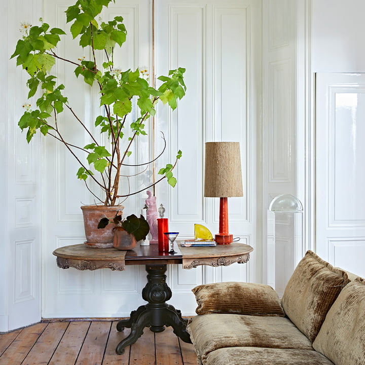 L'abat-jour en soie de HKLiving sur une table d'appoint en bois