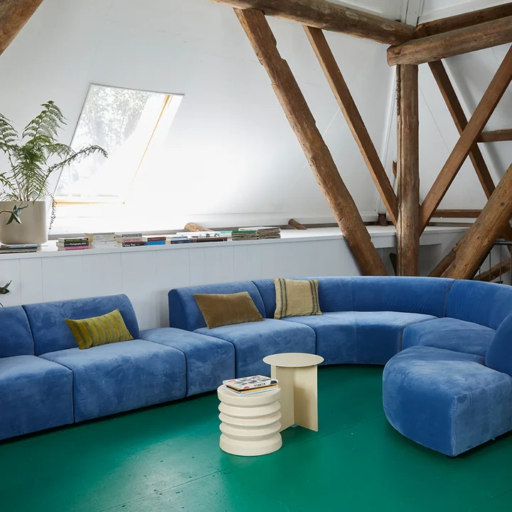 La table d'appoint en métal de HKliving avec un canapé bleu