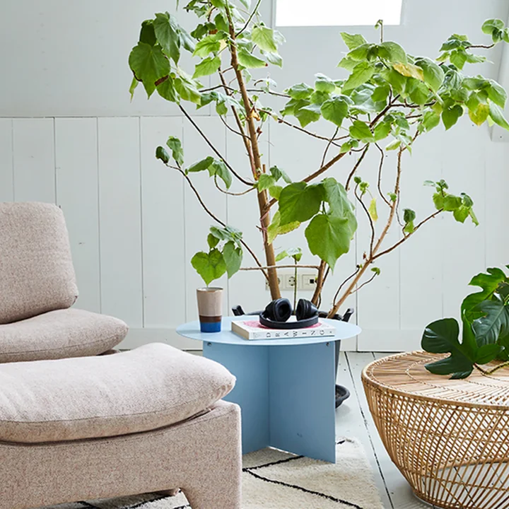 La table d'appoint en métal de HKliving sert de rangement pour les livres et les accessoires.